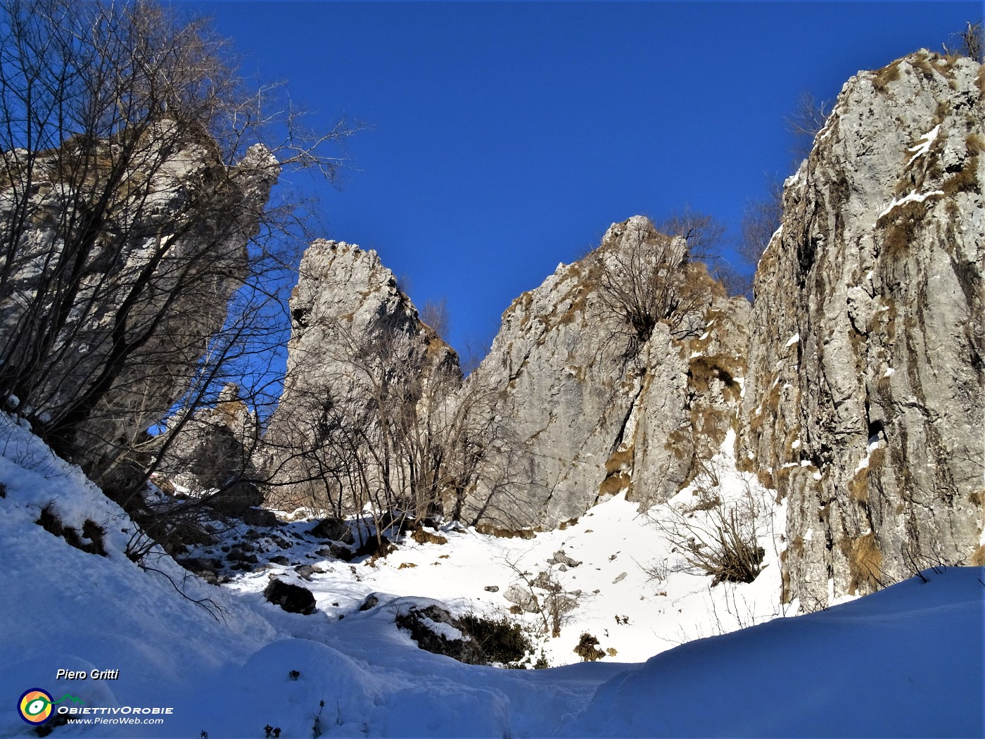 30 Sulle nevi del labirinto, valloncello innevato tra ghiaoni e torrioni della Cornagera.JPG